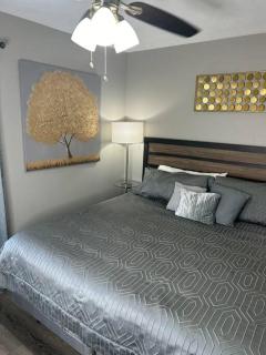 Beautiful condo-no stairs, and arcade games! 5bed - 5