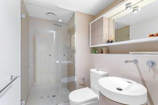 Eclectic 1-Bed Apartment with Pool and Gym - Melbourne - 3