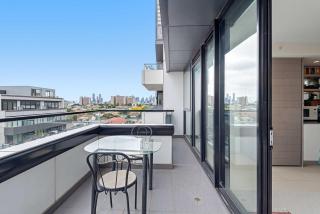 Eclectic 1-Bed Apartment with Pool and Gym - Melbourne - 2