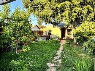Charming Cottage with Hot Tub in Secret Garden - 1