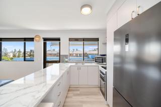 Beachside Courts Unit 11 Kings Beach QLD - 4
