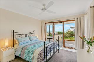 108 Morrison Luxury Beach House with Sea Views Middleton Beach Holiday Rental - 4