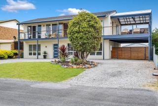108 Morrison Luxury Beach House with Sea Views Middleton Beach Holiday Rental - 5