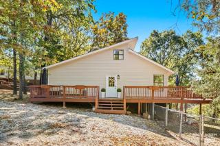 Blueberry Escape-Lakefront Family Cabin on Beaver Lake - Lowell - 4