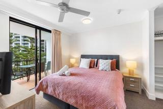 Broadbeach Beauty Walk to Beach & Free Parking - 4