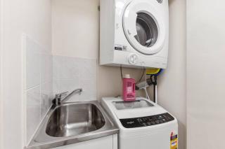 Broadbeach Beauty Walk to Beach & Free Parking - Gold Coast - 3