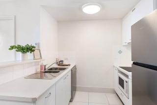 Broadbeach Beauty Walk to Beach & Free Parking - Gold Coast - 1
