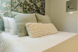 Centrally Located Memphis Tiny Home Queen Bed REAR - Memphis - 8