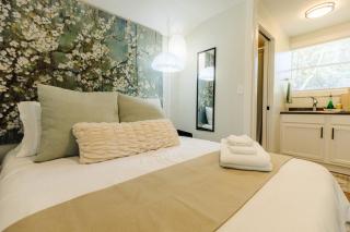 Centrally Located Memphis Tiny Home Queen Bed REAR - Memphis - 3