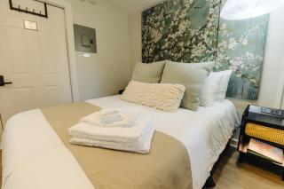 Centrally Located Memphis Tiny Home Queen Bed REAR - Memphis - 9