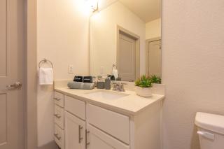 Riverwalk and Pool view Apt with King bed Infinity Pool Gym Free Parking - San Antonio - 1
