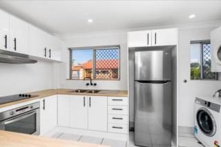 Sunny Beachside Escape 2BR Walk to Palm Beach - Gold Coast - 3