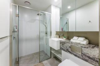 Sky rise view and Outdoor Jacuzzi Cozy Stay - Melbourne - 2