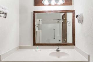 Baymont by Wyndham Greensboro/Coliseum - Greensboro - 2
