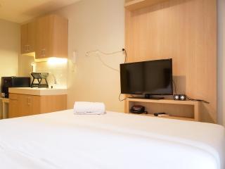 Cozy Studio at Cinere Bellevue Suites Apartment By Travelio - Karangtengah - 7