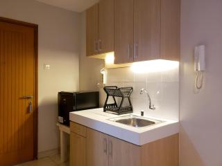Cozy Studio at Cinere Bellevue Suites Apartment By Travelio - Karangtengah - 4