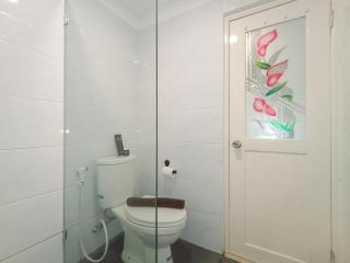Cozy Stay Studio Room at Altuz Seturan Yogyakarta Apartment By Travelio - Seturan - 6