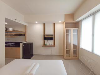 Cozy Stay Studio Room at Altuz Seturan Yogyakarta Apartment By Travelio - Seturan - 1