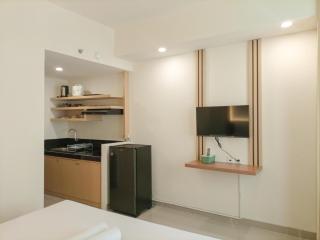Cozy Stay Studio Room at Altuz Seturan Yogyakarta Apartment By Travelio - Seturan - 7