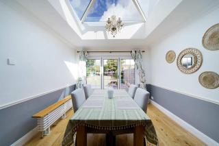 Stunning Family Bungalow With Private Parking - Dagenham - 0