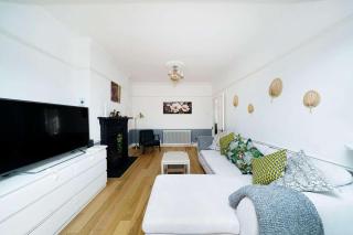 Stunning Family Bungalow With Private Parking - Dagenham - 8
