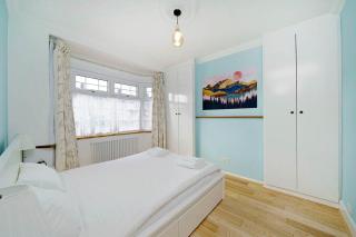 Stunning Family Bungalow With Private Parking - Dagenham - 2