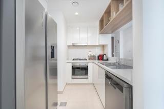 Beautiful 2-BR Flat in Downtown Luxury City Living at Its Best - Dubai - 9