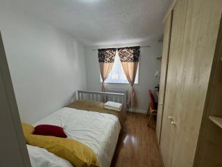 Charming 3-Bedroom Retreat with Modern Comforts - South Ockendon - 5