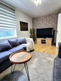 Home from Home 3 bed,2 bath house with garden&parking near centre&tram stop - Sheffield - 1