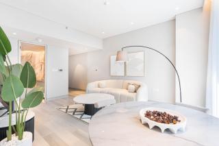 Central Luxe Marina Home with Roof Top Pool - Dubai - 3