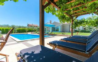 Villa Judita for kids & families near Novigrad with large garden & only 2 km from the beach - for 10 people - Tar - 1