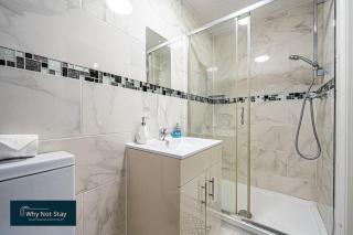 Modern 5 bedroom home in Reading - 4