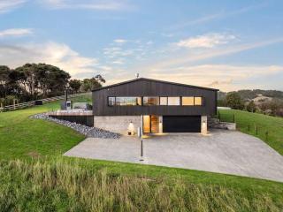 Skyfall - Luxury Country Retreat - 9