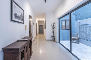 Spacious and stylish apartment - 1