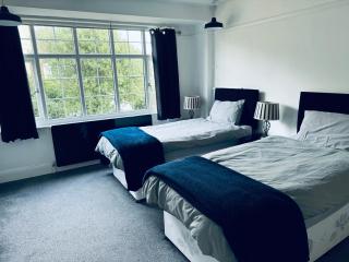 Central City Centre 3 bedroom home Private Parking - 3