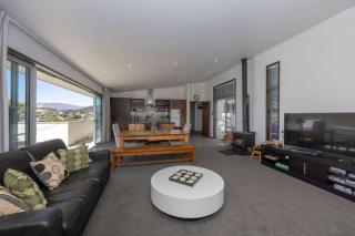 Wanaka Bach with Mountain Views - Wanaka - 0