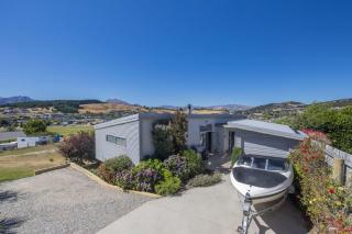 Wanaka Bach with Mountain Views - 9