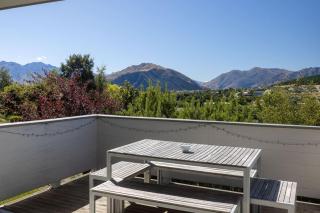 Wanaka Bach with Mountain Views - Wanaka - 8
