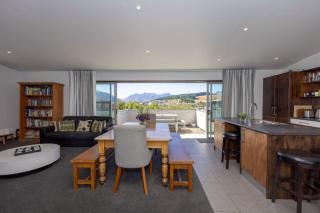 Wanaka Bach with Mountain Views - Wanaka - 3