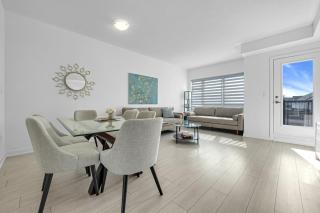 Posh 4 Bed Home with Backyard in Great Location - Burlington - 8