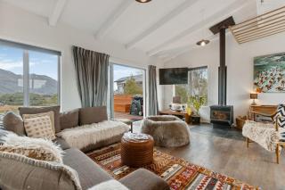 Home with Alpine Views Wanaka - Wanaka - 0