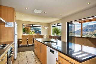 Lakeview Lodge Two with Stunning Views - Queenstown - 2