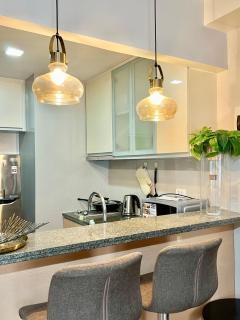 Deluxe Studio with Balcony at Greenbelt Makati Manila - Manila - 5