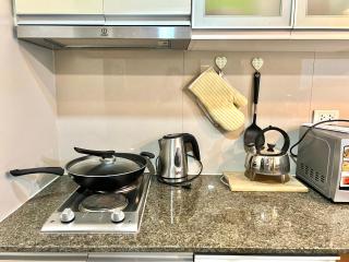 Deluxe Studio with Balcony at Greenbelt Makati Manila - Manila - 4