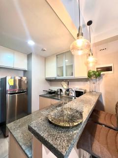 Deluxe Studio with Balcony at Greenbelt Makati Manila - Manila - 3
