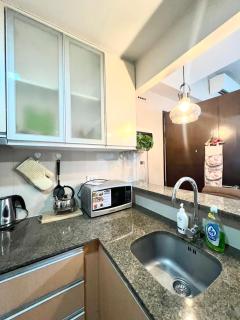 Deluxe Studio with Balcony at Greenbelt Makati Manila - Manila - 1