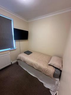 Large five bedroom property in the centre with lots of parking - Boston - 1
