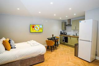 Easy 2 Manage Wisteria House, Heathrow Retreat, Free Parking - Colnbrook - 2