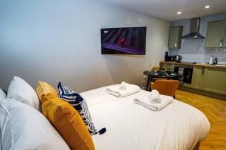 Easy 2 Manage Wisteria House, Heathrow Retreat, Free Parking - Colnbrook - 1