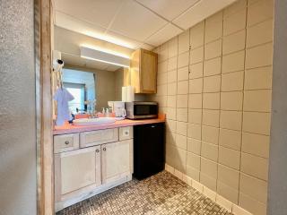 Lindell Motor Lodge - Downtown Cedar Falls Studio With Free Gated Parking! - Cedar Falls - 2